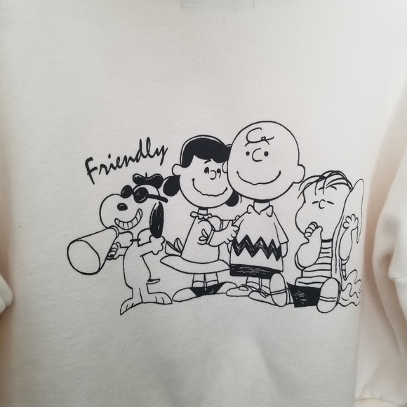 White Cropped Hoodie with Snoopy back Design - Picture 3 of 7